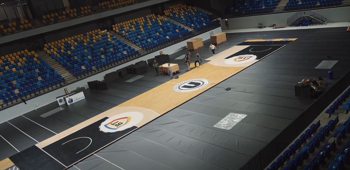 Imagini senzaționale! Ieri au jucat handbal în Europa, azi au transformat TOTAL cea mai nouă sală din România: au muncit toată noaptea pentru un alt eveniment sportiv major