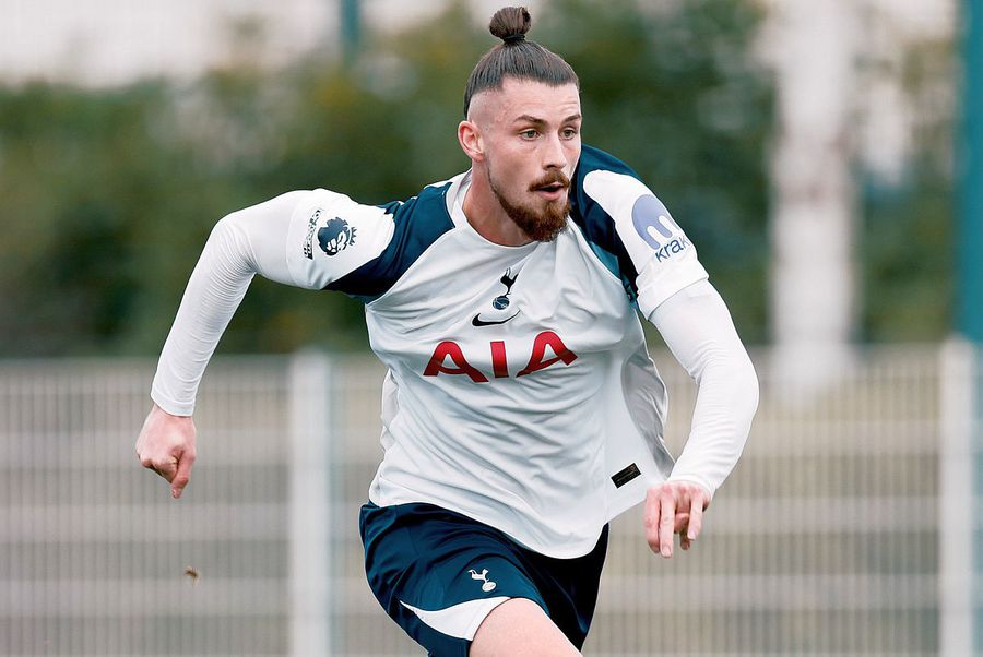 Radu Drăgușin, în acțiune în amicalul cu Leyton Orient // sursă foto: Facebook @ Tottenham Hotspur Pe cine așteaptă Mihai Stoica înapoi la naționala României: „Cea mai mare pierdere!” + Angelescu a rostit alt nume