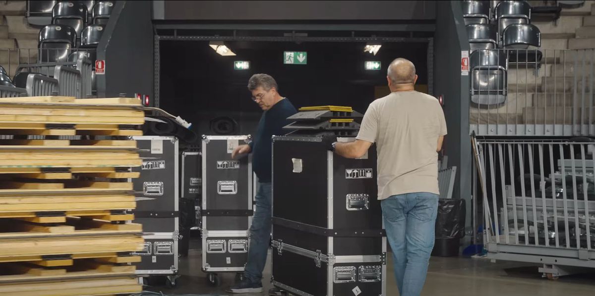 Imagini senzaționale! Ieri au jucat handbal în Europa, azi au transformat TOTAL cea mai nouă sală din România: au muncit toată noaptea pentru un alt eveniment sportiv major