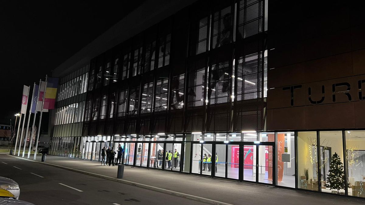 Imagini senzaționale! Ieri au jucat handbal în Europa, azi au transformat TOTAL cea mai nouă sală din România: au muncit toată noaptea pentru un alt eveniment sportiv major