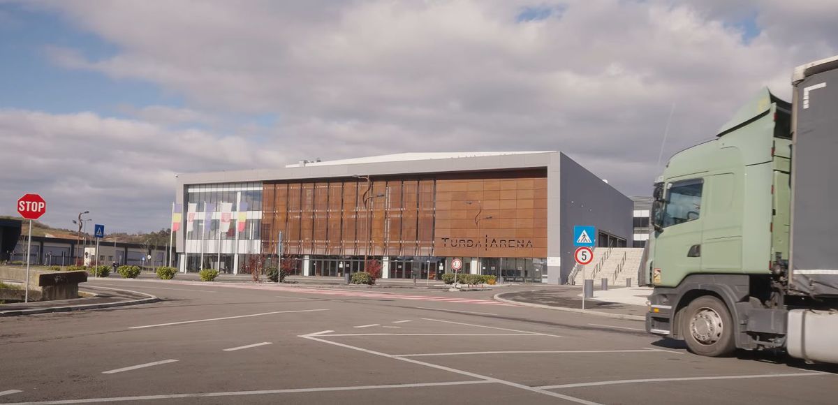 Imagini senzaționale! Ieri au jucat handbal în Europa, azi au transformat TOTAL cea mai nouă sală din România: au muncit toată noaptea pentru un alt eveniment sportiv major