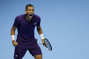 Felix Auger-Aliassime se impune în bătălia nord-americană de la ATP Finals, păstrând șanse de semifinale