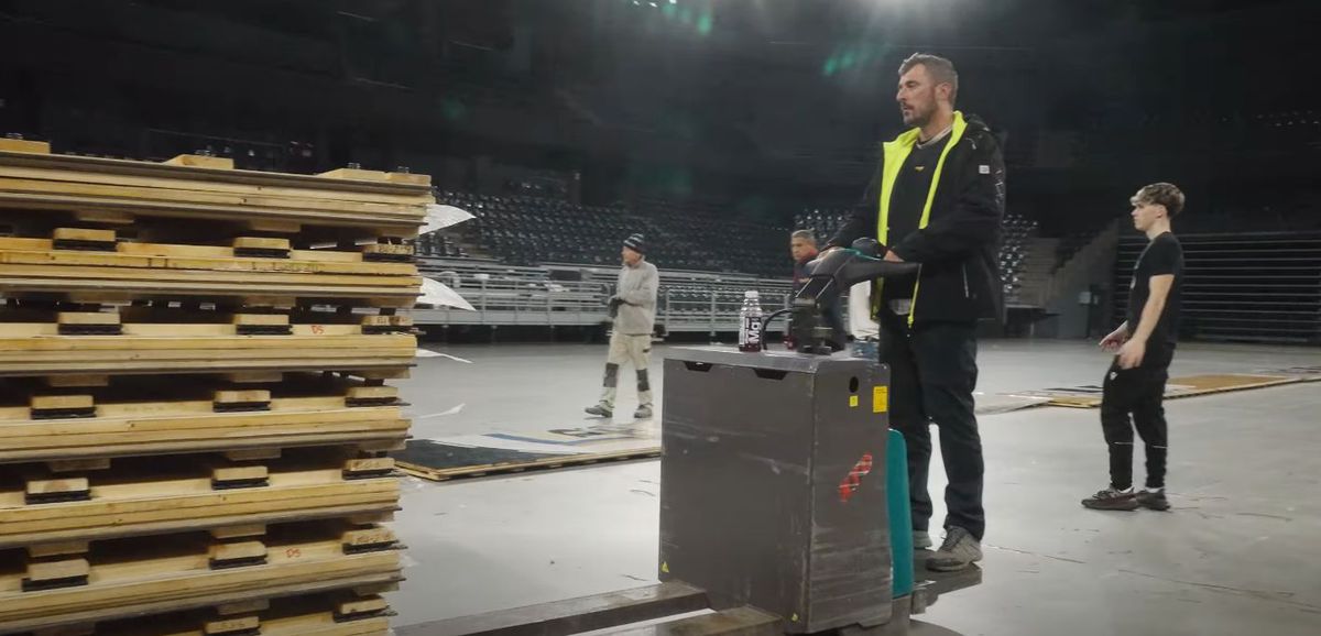 Imagini senzaționale! Ieri au jucat handbal în Europa, azi au transformat TOTAL cea mai nouă sală din România: au muncit toată noaptea pentru un alt eveniment sportiv major