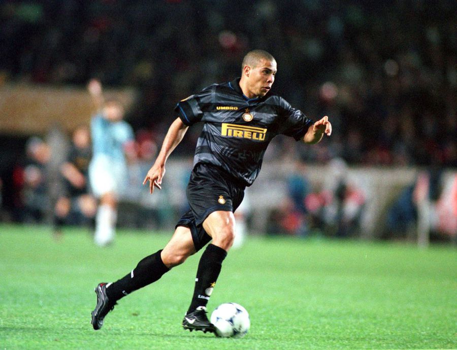 Ronaldo, în finala Cupei UEFA 1997-1998, câștigată de Inter contra lui Lazio Roma / Foto: Imago Culisele picante ale unei mutări antologice: „Când i-au văzut chelia, 3 travestiți l-au îmbrățișat în stradă!”