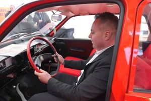 „Are viteză Dinamo spre titlu?” » Dintr-o mașină retro, Florentin Petre a răspuns fără să ezite: „Îți dai seama ce tură dau cu Zeljko?”