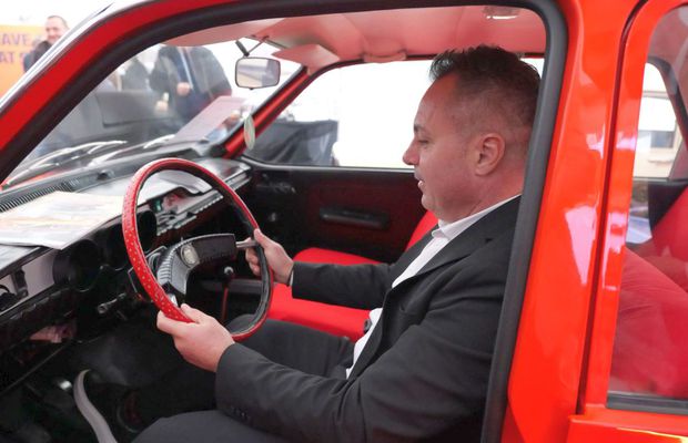 „Are viteză Dinamo spre titlu?” » Dintr-o mașină retro, Florentin Petre a răspuns fără să ezite: „Îți dai seama ce tură dau cu Zeljko?”