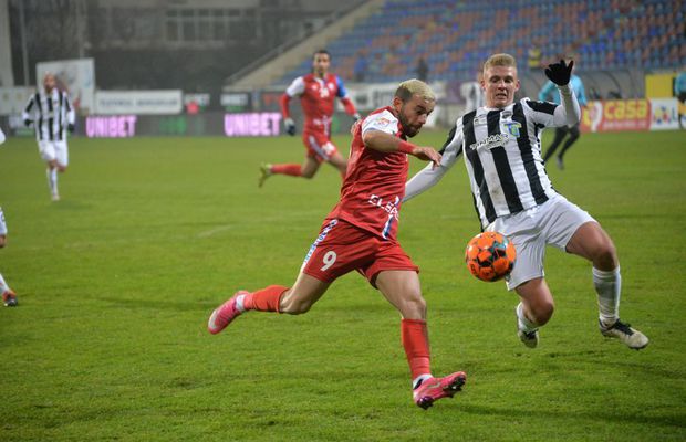 FOTO Ce nu s-a văzut la TV » Moment stânjenitor, la debut, cu noua vedetă de la FC Botoșani, sirianul adus să vândă tricouri!