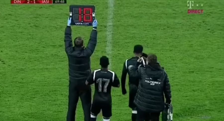 Momentul în care Breeveld și Mensah intră pe teren // FOTO: Captură TV Telekom Sport Momentul în care Breeveld și Mensah intră pe teren // FOTO: Captură TV Telekom Sport