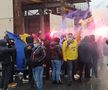 VIDEO + FOTO Torțe roș-albastre în ploaie » Suporterii lui FCSB le-au făcut o surpriză jucătorilor: imagini spectaculoase filmate azi în Berceni