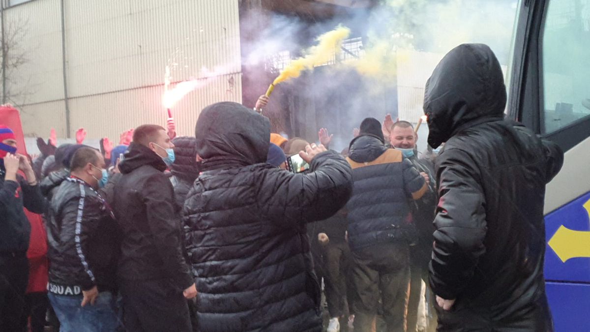 VIDEO + FOTO Torțe roș-albastre în ploaie » Suporterii lui FCSB le-au făcut o surpriză jucătorilor: imagini spectaculoase filmate azi în Berceni