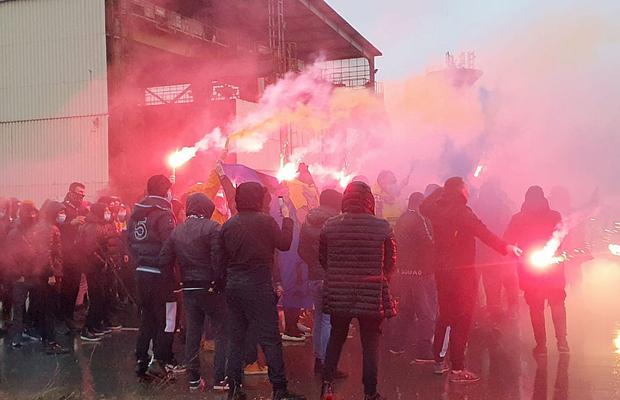 VIDEO + FOTO Torțe roș-albastre în ploaie » Suporterii lui FCSB le-au făcut o surpriză jucătorilor: imagini spectaculoase filmate azi în Berceni