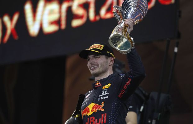 Final INCENDIAR în Formula 1! Verstappen, campion mondial după ce l-a depășit pe Hamilton în ultimul tur al sezonului