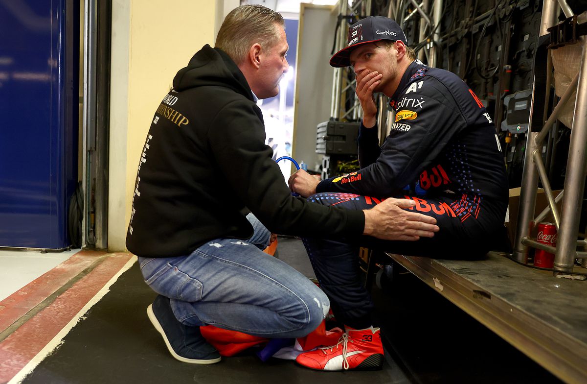 Momente tensionate în lupta dintre Verstappen și Hamilton » Comisarii au schimbat decizia înainte de ultimul tur: „Nu e corect ce se întâmplă!”