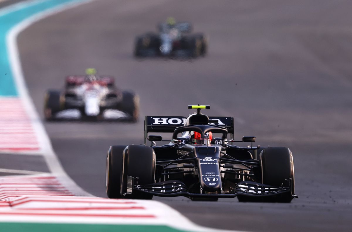 Momente tensionate în lupta dintre Verstappen și Hamilton » Comisarii au schimbat decizia înainte de ultimul tur: „Nu e corect ce se întâmplă!”