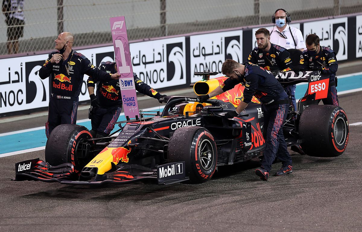 Acum a apărut înregistrarea! » Ce a transmis în cască Lewis Hamilton, imediat după ce a fost depășit de Verstappen. Mesajul n-a fost difuzat la TV