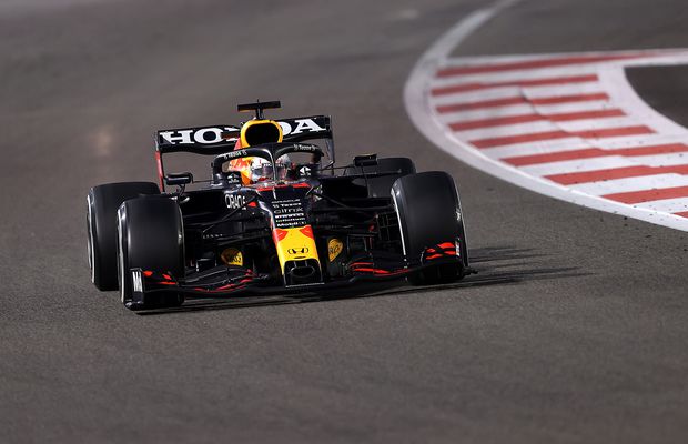 Momente tensionate în lupta dintre Verstappen și Hamilton » Comisarii au schimbat decizia înainte de ultimul tur: „Nu e corect ce se întâmplă!”