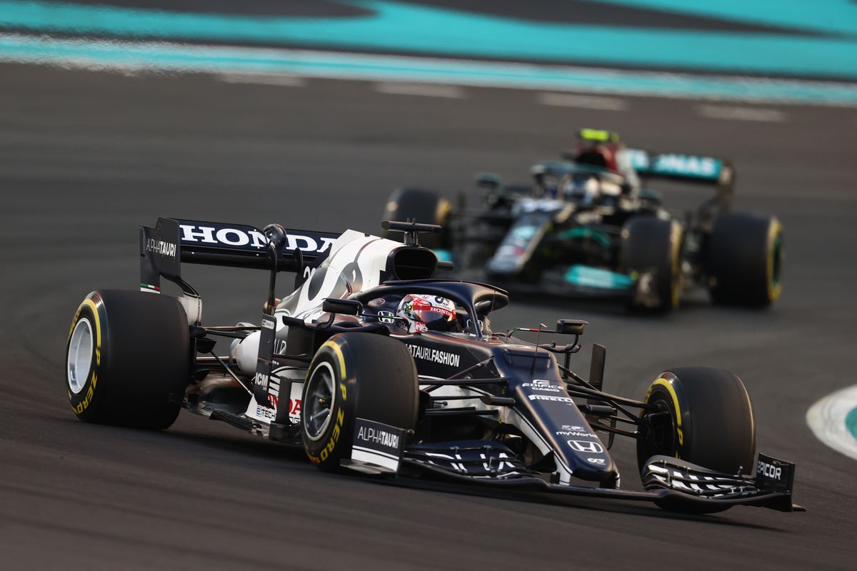 Momente tensionate în lupta dintre Verstappen și Hamilton » Comisarii au schimbat decizia înainte de ultimul tur: „Nu e corect ce se întâmplă!”