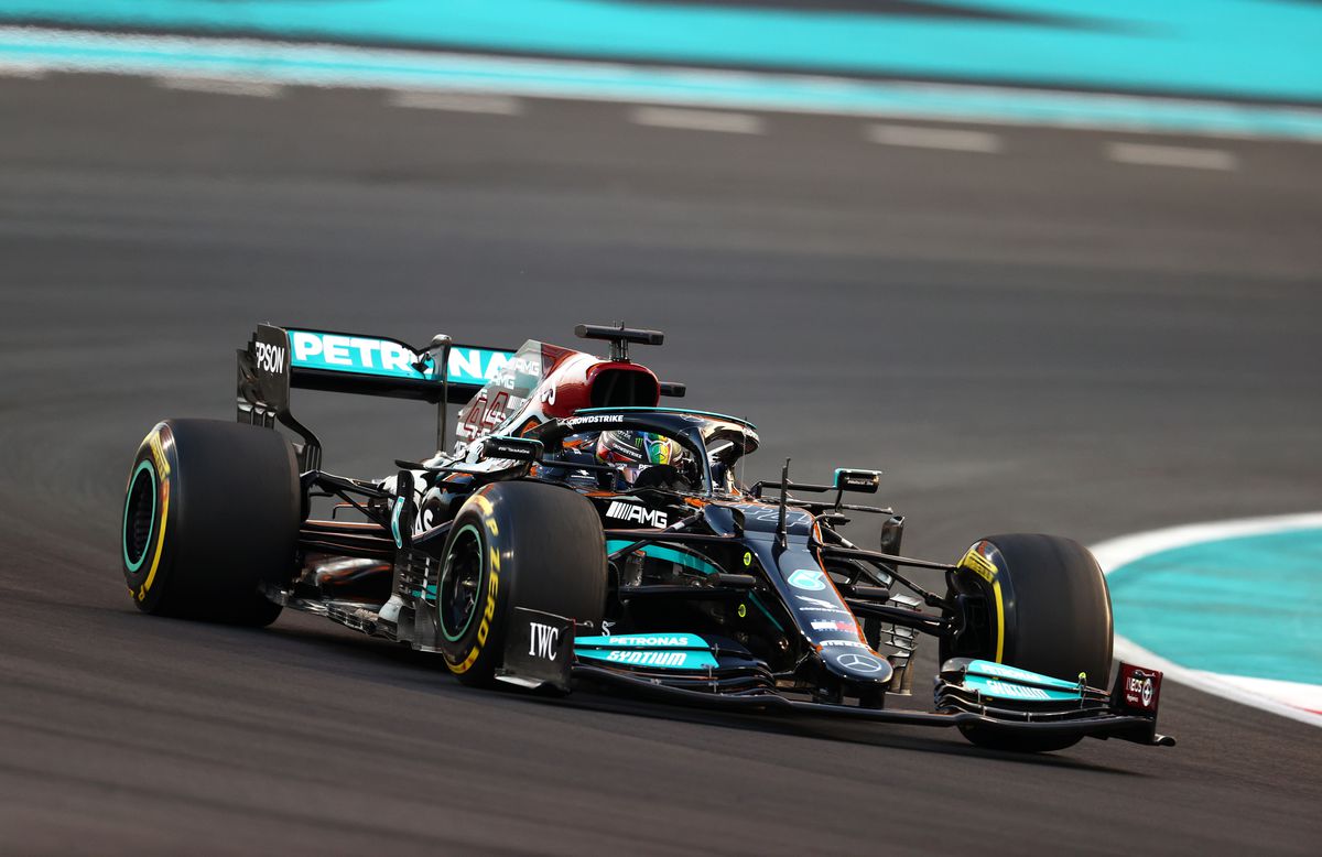 Final INCENDIAR în Formula 1! Verstappen, campion mondial după ce l-a depășit pe Hamilton în ultimul tur al sezonului