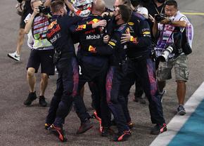 Final INCENDIAR în Formula 1! Verstappen, campion mondial după ce l-a depășit pe Hamilton în ultimul tur al sezonului
