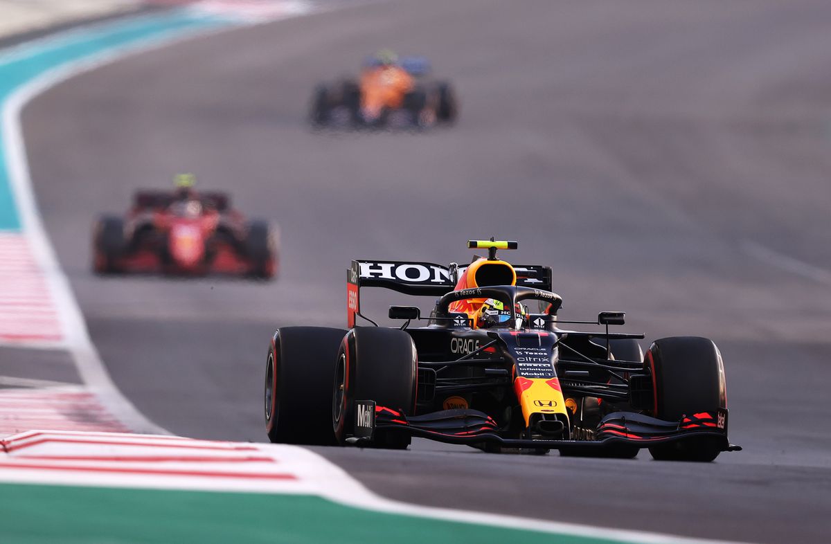 Momente tensionate în lupta dintre Verstappen și Hamilton » Comisarii au schimbat decizia înainte de ultimul tur: „Nu e corect ce se întâmplă!”