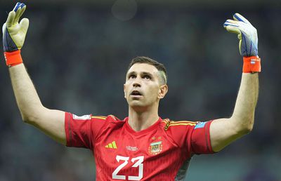 Emiliano „Dibu” Martinez, portarul necunoscut din 2020 e acum eroul Argentinei » Cel care provoacă și apără penalty-uri e preferatul lui Messi: „Ești o fiară!”