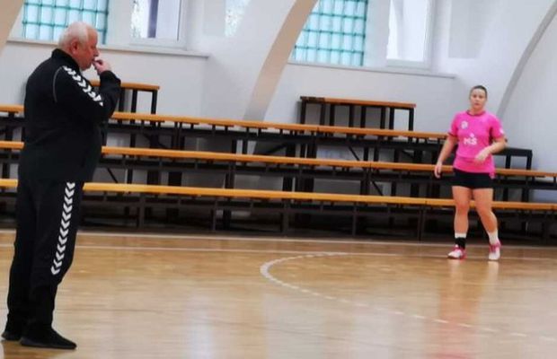 Imagini inedite » Tadici, cu fluierul la gură, după ce arbitrii delegați la meci au refuzat să se prezinte