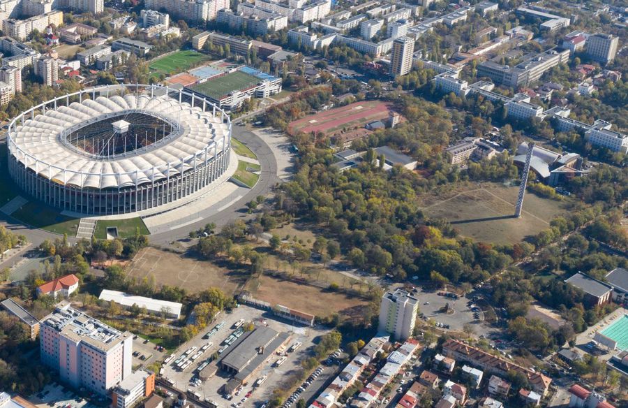 În dreapta, Turnul Parașutiștilor care blochează construcția noii Săli Polivalente Ciprian Ciucu: „Vor 8 milioane de euro! Îmi pare rău, nu am!” » Disputa care blochează noua sală polivalentă din București