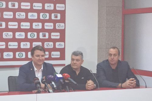Xavi Pascual, în centru, rămâne la Dinamo // foto: Cătălin Stroia, GSP, la conferința de presă de astăzi