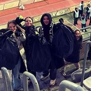 Fanii lui „U” au strâns gunoaiele din stadion / Fanii lui „U” au strâns gunoaiele din stadion / Sursă foto: Facebook@ U Cluj Fans