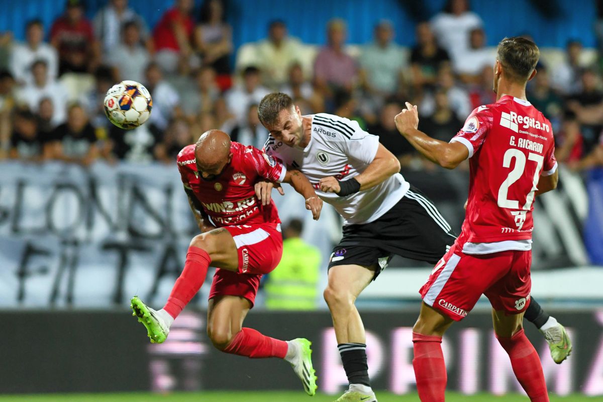 Daniel Popa, scăpat de pe targă în finalul meciului Hermannstadt – U Cluj  2-2! Faza a fost monumentală, un necaz nu vine niciodată singur - VIDEO -  Ştiri de Cluj