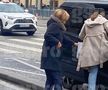 Simona Halep, intrând într-un taxi alături de mama ei, Tania // foto: GSP