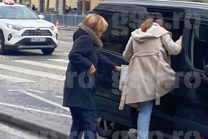 Simona Halep, intrând într-un taxi alături de mama ei, Tania // foto: GSP