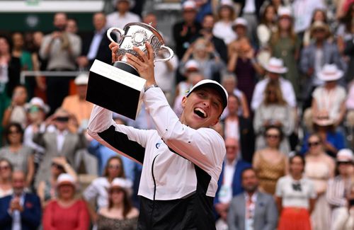 Iga Swiatek cu trofeul de la Roland Garros Foto Imago