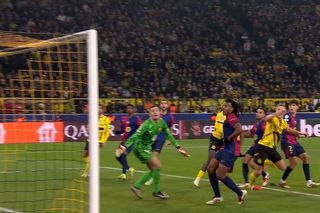 De pe gazon direct la spital! Vedeta Borussiei Dortmund, accidentare horror! Suspect de fractura gleznei