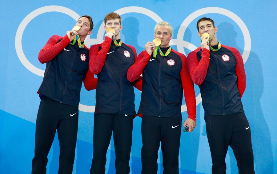 Townley Haas, Conor Dwyer, Ryan Lochte și Michael Phelps pe primul loc la Jocurile Olimpice de la Rio FOTO Guliver/GettyImages Probleme pentru un mare campion din înot » Și-a scos la licitație trei medalii olimpice