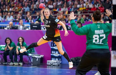 O polițistă și un militar „apără” naționala Germaniei împotriva Franței