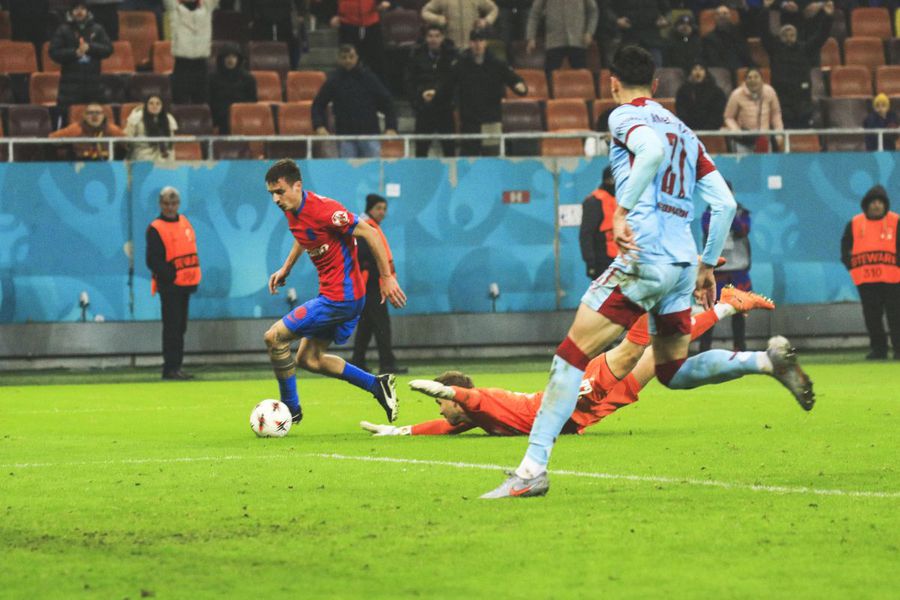 Juri Cisotti, driblându-l pe Wellenreuther, în FCSB - Feyenoord/ foto Imago Images Juri Cisotti a încheiat cu stil » Incredibil ce a reușit jucătorul de la FCSB în Europa