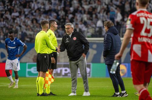 Antrenorul lui Mainz 05, Urs Fischer, dă mâna la final cu arbitrii români / Foto: Imago