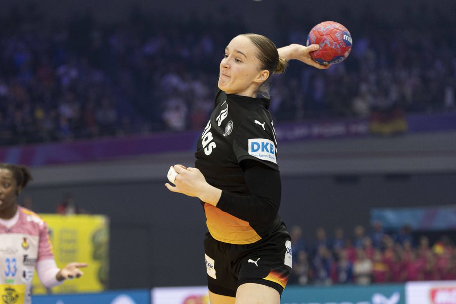 Nieke Kuhne, jucătoarea Germaniei / Imago Images O polițistă și un militar „apără” naționala Germaniei împotriva Franței