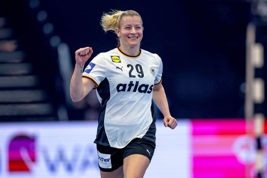 Antje Doll, jucătoarea Germaniei / Imago Images O polițistă și un militar „apără” naționala Germaniei împotriva Franței