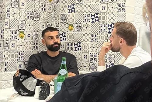 Mohamed Salah și Jordan Henderson, surprinși într-un restaurant italian din Londra / Foto: The Sun