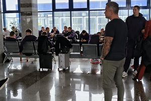 Sparta Praga trebuia să plece de joi seara, dar și acum este blocată în aeroport! Care este motivul
