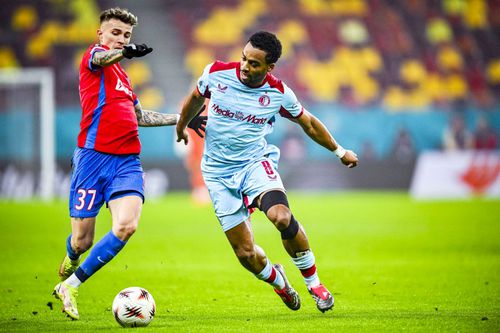 Octavian Popescu, în acțiune în FCSB - Feyenoord // foto: Imago Images