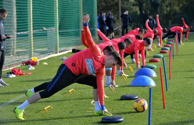 FCSB // S-au trezit cu noaptea-n cap! Detalii din prima zi de cantonament a roș-albaștrilor + cine i-a „vrăjit” pe toți oamenii din club