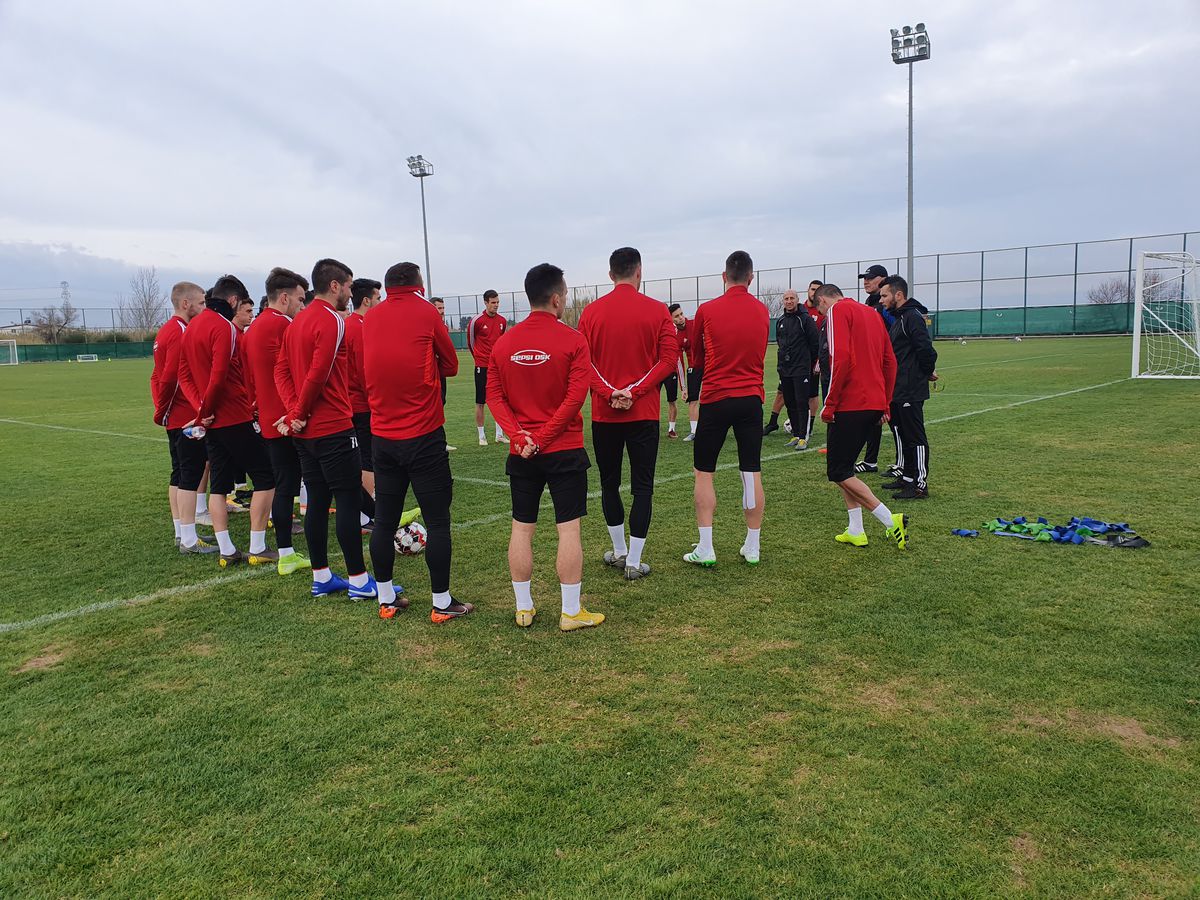 SEPSI // VIDEO+FOTO EXCLUSIV Gest neașteptat la antrenamentul lui Sepsi: Leo Grozavu a pus la pământ un jucător!