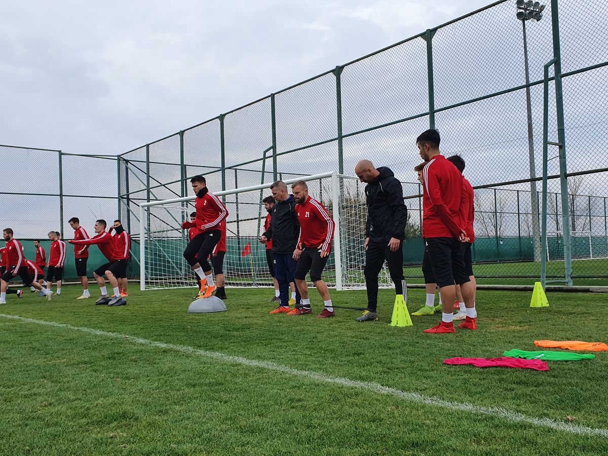 SEPSI // VIDEO+FOTO EXCLUSIV Gest neașteptat la antrenamentul lui Sepsi: Leo Grozavu a pus la pământ un jucător!