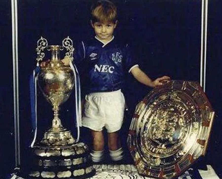 Micul Gerrard și unica poză a sa în tricoul lui Everton Micul Gerrard și unica poză a sa în tricoul lui Everton