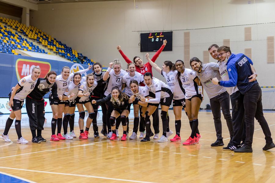 Bucuria ”tigroaicelor” după succesul cu Minaur FOTO Dan Potor Bucuria ”tigroaicelor” după succesul cu Minaur FOTO Dan Potor