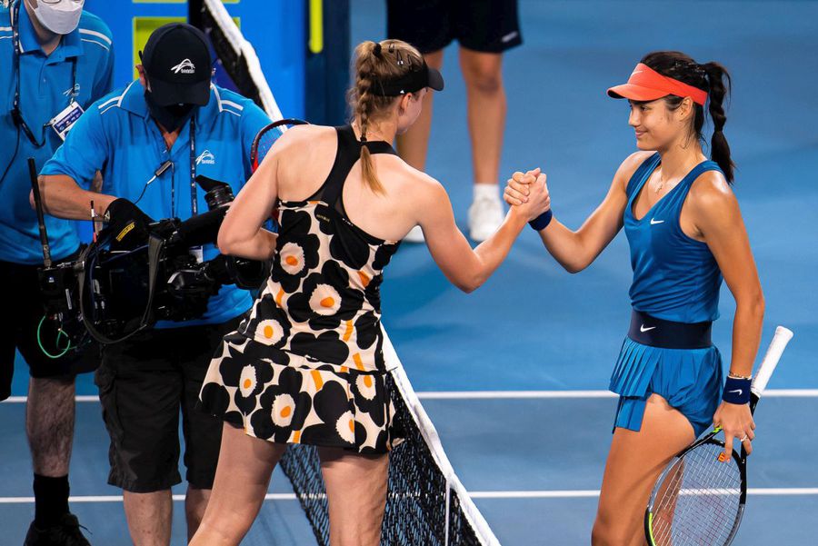 Rybakina vs Emma Răducanu. foto: Imago Simona și Emma. Apărarea iluziilor