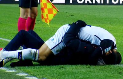 Răzvan Lucescu a oferit imaginea zilei în Grecia: pus la pământ de propriul jucător!